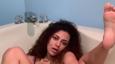 Pussy rubbing babe goes solo in shower play in hd