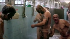 Trabalhadores gays tomando banho juntos