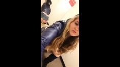 Junge Nutte Reitet Dildo In Der Umkleide Ab